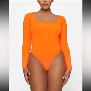 SKIMS ESSENTIAL LONG SLEEVE SCOOP NECK BODYSUIT COLOR:ORANGE HIGHLIGHTER | NEW🧡